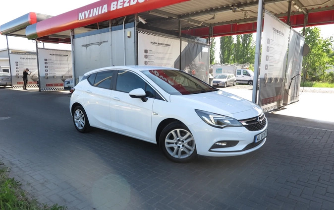 Opel Astra cena 36900 przebieg: 221000, rok produkcji 2017 z Warka małe 326